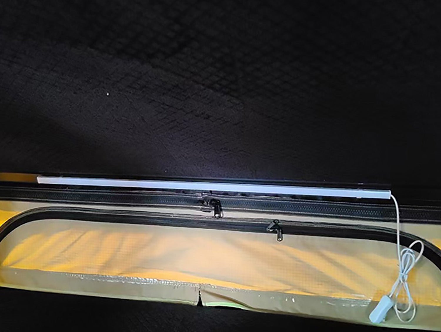 Triangle  Aluminum Hard shell Car  Roof Top Tent   MOT-LK910